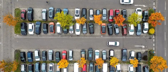 Viele, viele bunte Autos: Jedes ist leicht anders - das gilt auch für die persönlichen Lebensumstände der Halter. Die können sich aber ändern und unter Umständen den Versicherungsschutz günstiger machen. - © Jan Woitas/dpa/dpa-tmn