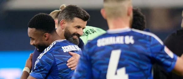 Trainer Miron Muslic (l) lässt die Schalke-Fans vom Aufstieg träumen. - © Bernd Thissen/dpa