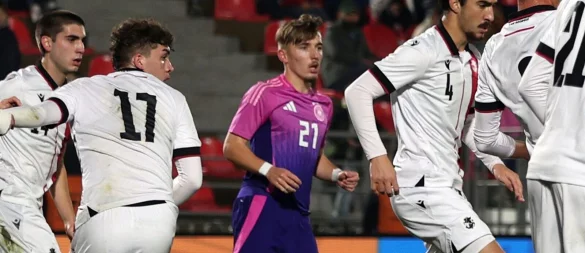 Der Höhenflug von Lennart Karl (Mitte) geht weiter. - © Artur Stabulnieks/dpa