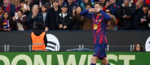 Robert Lewandowski leitet den Sieg bei der Rückkehr ins Camp Nou ein. - © Joan Monfort/AP/dpa