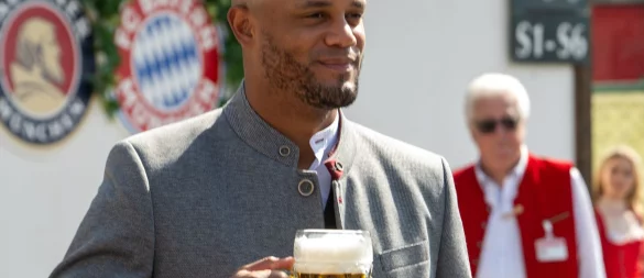 Anstoßen auf den zehnten Saisonsieg? Bayern-Coach Vincent Kompany in Oktoberfest-Tracht. - © Stefan Puchner/dpa