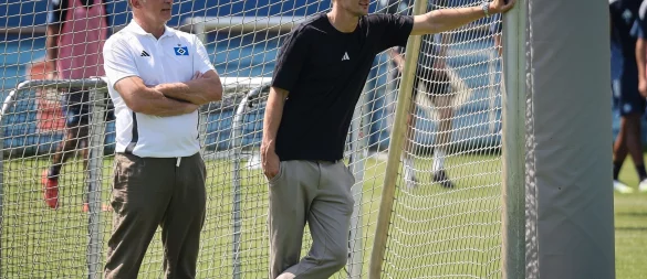 Die HSV-Macher arbeiten weiter zusammen: Sportdirektor Claus Costa (r) und Sportvorstand Stefan Kuntz. - © Christian Charisius/dpa