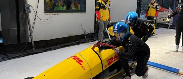 Peking-Olympiasiegerin Laura Nolte (vorne) startet ihren Zweierbob mit Anschieberin Deborah Levi (hinten) auf der neuen Olympia-Bahn. - © Jasmin Isken/BSD/dpa