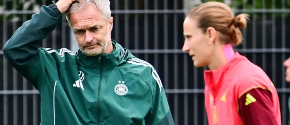 Was tun in der Torfrau-Frage? DFB-Trainer Christian Wück (l.) und Stammkeeperin Ann-Katrin Berger. - © Sebastian Christoph Gollnow/dpa