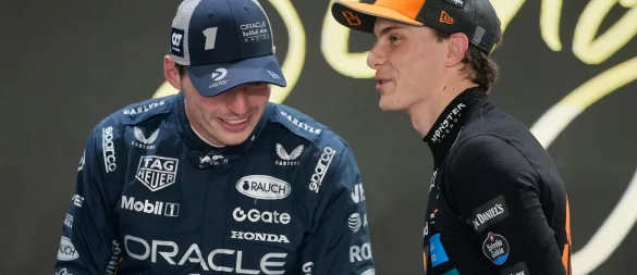Wird für WM-Spitzenreiter Oscar Piastri (r) Titelverteidiger Max Verstappen noch zur Gefahr? - © Vincent Thian/AP/dpa