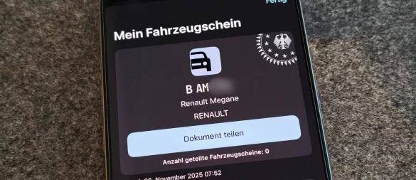 Kein knitteriges Papier mehr: So sieht er aus, der digitale Fahrzeugschein. - © Till Simon Nagel/dpa-tmn