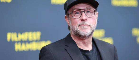 Mädel: Mit Brille schon mal ein Requisit mehr zum Spielen als die Kollegen. (Archivbild) - © Christian Charisius/dpa