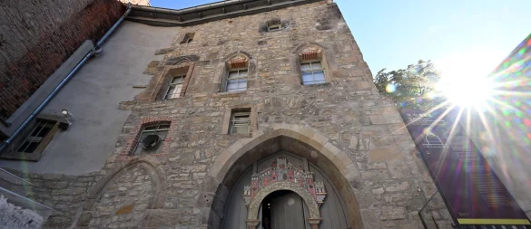 Die Sonne scheint in den Innenhof der Alten Synagoge. Sie gehört zu den jüdisch-mittelalterlichen Stätten Erfurts. - © Martin Schutt/dpa/dpa-tmn