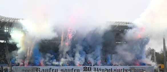 Diese Pyro-Aktion von Fans des Karlsruher SC im November 2022 hat auch ein juristisches Nachspiel. - © Uli Deck/dpa