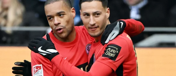 Younes Ebnoutalib (r) bestrafte einen Patzer der KSC-Defensive. - © Uli Deck/dpa