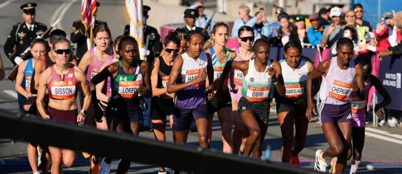 Den Marathon der Frauen gewann die Kenianerin Hellen Obiri. - © Yuki Iwamura/AP/dpa