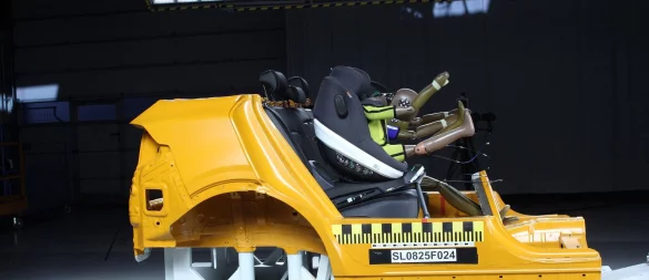 Crashtest: Sechs Babyschalen und elf Kindersitze hat der ADAC geprüft. - © BildschnittTV/ADAC/dpa-tmn