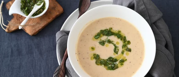 Die Basis für die cremige Suppe sind im Ofen geröstete Blumenkohlröschen, Kartoffeln und Knollensellerie-Stückchen. - © Julia uehren/loeffelgenuss.de/dpa-tmn