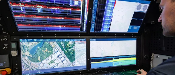 Wer an Rüstung denkt, hat oft Panzer oder Munitionsproduktion im Sinn. Aber auch Software wie etwa für Drohnenerkennungssysteme gehört dazu. - © Daniel Karmann/dpa/dpa-tmn