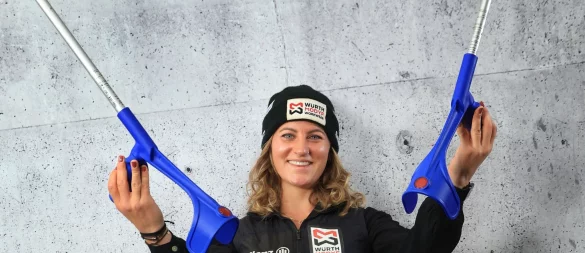 Derzeit an Krücken: Snowboarderin Ramona Hofmeister - © Karl-Josef Hildenbrand/dpa