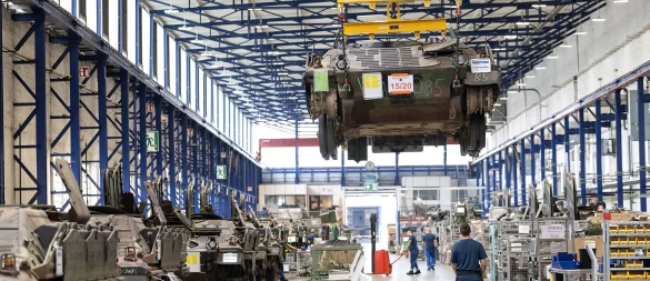 Auch wenn die Rüstungsindustrie in größerem Umfang neue Arbeitsplätze schafft, wird dieser Zuwachs die prognostizierten Verluste von 130.000 bis 170.000 Arbeitsplätzen in der Automobilindustrie nicht abfedern können. - © Swen Pförtner/dpa/dpa-tmn