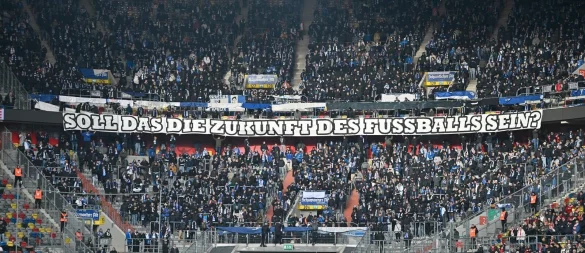 Fußball-Fans in ganz Deutschland haben sich in den Stadien gegen geplante Maßnahmen der Politik gewehrt. - © Anke Waelischmiller/dpa