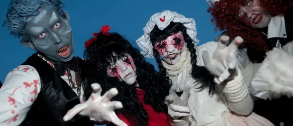 Gruselige Fahrgemeinschaft: Unkenntlich maskiert oder in behindernden Kostümen steigen Halloween-Fans besser nicht hinters Lenkrad. - © Klaus-Dietmar Gabbert/dpa-tmn