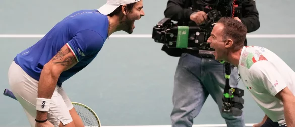 Matteo Berrettini (l) sorgte für Italiens Führung im Davis-Cup-Finale - © Luca Bruno/AP/dpa