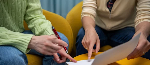 Unbedingt zu empfehlen: Ein schriftlicher Arbeitsvertrag bringt Klarheit für alle Beteiligten. - © Nico Tapia/dpa-tmn