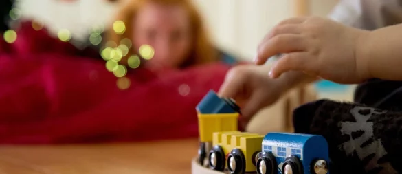 Auch wenn Papa sich von Mama getrennt hat: Finanziell bleiben Ex-Partner miteinander verbunden. Denn es besteht eine Unterhaltspflicht fürs Kind. - © Christin Klose/dpa-tmn