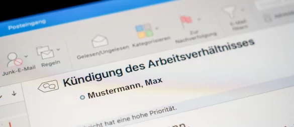Rauswurf per Mail? Eine Kündigung muss immer im Original vorliegen. - © Nico Tapia/dpa-tmn