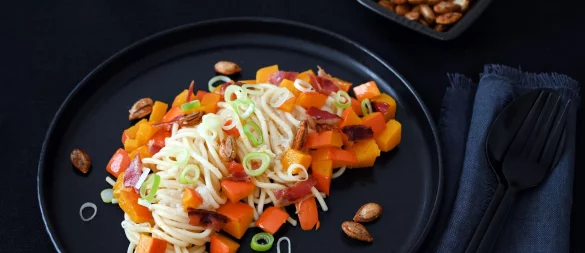 Eine ganze Knolle Knoblauch wird für die Herbst-Pasta zusammen mit dem Kürbis gebacken. So bekommt man eine tolle Karamellnote. - © Julia Uehren/loeffelgenuss.de/dpa-tmn