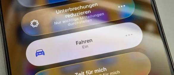 Damit das Smartphone-Ping nicht ablenkt: Der Fahrfokus schaltet Mitteilungen stumm, bis man wieder aussteigt. - © Till Simon Nagel/dpa-tmn