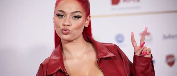 Rapperin Badmómzjay erhält eine Auszeichnung des Magazins «Glamour» (Archivbild). - © Christian Charisius/dpa