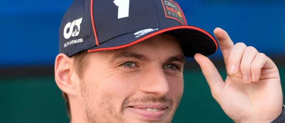 Titelverteidiger Max Verstappen in der Rolle des Jägers - er bleibt entspannt. - © Fernando Llano/AP/dpa