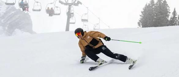 Damit der Skihelm auf der Piste perfekt schützt, sollte er am besten im Geschäft ausprobiert werden. - © Benjamin Nolte/dpa-tmn