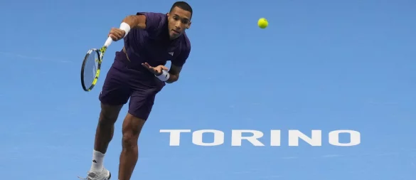 Felix Auger-Aliassime feiert den ersten Sieg bei den ATP Finals - © Antonio Calanni/AP/dpa