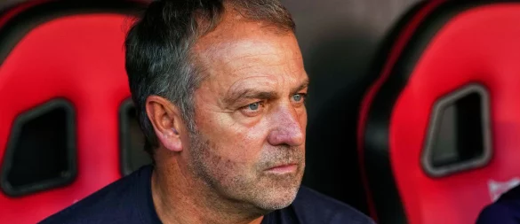 Barcelonas Cheftrainer Hansi Flick muss nun doch nicht mit seinem Team nach Florida. (Archivbild) - © Jose Breton/AP/dpa