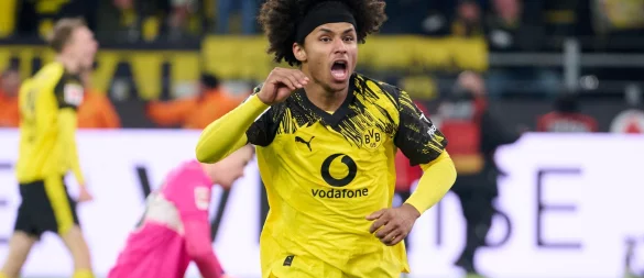 Karim Adeyemi jubelt nach seinem Tor für Dortmund gegen Stuttgart. - © Bernd Thissen/dpa
