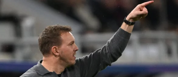 Julian Nagelsmann gibt eine Anweisung an seine Spieler. - © Federico Gambarini/dpa