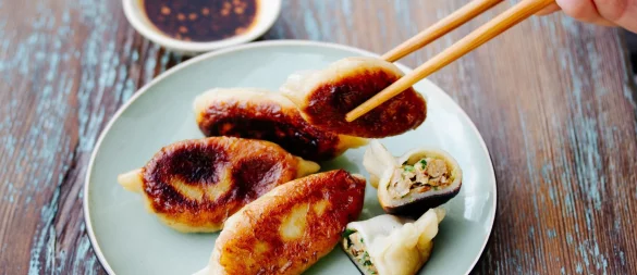 Die mit Schweinefleisch, Kohl, Knoblauch und Ingwer gefüllten Jiaozi gelten als Vorläufer von Teigtaschen wie Gyoza aus Japan oder koreanischen Mandu. - © asiastreetfood.com/dpa-tmn