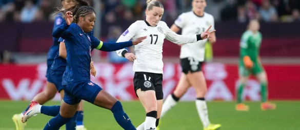 Franziska Kett (Mitte) zeigte einen starken Auftritt gegen Frankreich. - © Marius Becker/dpa