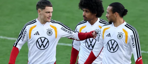 Leroy Sané (r) spielt bei der Nationalmannschaft praktisch auf Bewährung. - © Christian Charisius/dpa