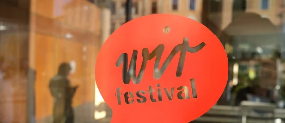 «Wir Festival» ist an der Tür eines Hörsaalgebäudes der Martin-Luther-Universität Halle zu lesen. - © Sebastian Willnow/dpa