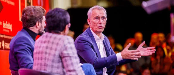 Jens Stoltenberg (r-l), Maria Ressa und Moderator Sebastian Puschner diskutieren auf der Frankfurter Buchmesse. - © Andreas Arnold/dpa