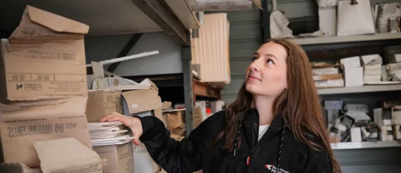 Celine Köster, Auszubildene zur Fliesen- und Mosaiklegerin, hat sich nach ihrem Hauptschulabschluss dazu entschieden, ein Freiwilliges Handwerksjahr (FHJ) zu absolvieren. - © Zacharie Scheurer/dpa-tmn