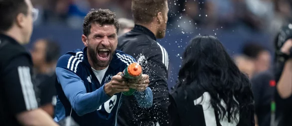 Thomas Müller ist auch in seinem neuen Team ein Spaßvogel. - © Ethan Cairns/The Canadian Press/AP/dpa