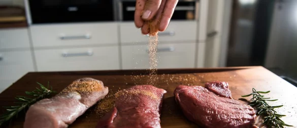 Zartes Fleisch gelingt auch ohne künstlichen Zartmacher - etwa mit Fleischklopfer oder selbstgemachter Marinade. - © Andreas Arnold/dpa/dpa-tmn