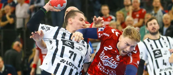 Elias Ellefsen á Skipagøtu (THW Kiel) im Zweikampf mit Simon Pytlick (SG Flensburg-Handewitt). - © Michael Hundt/dpa