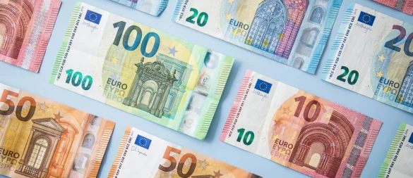 Bar Erspartes bei der Geldanlage splitten oder am Stück investieren? Das hängt ganz vom jeweiligen Anlagehorizont ab. - © Christin Klose/dpa-tmn