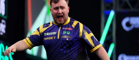 Führt die Darts-Weltrangliste erstmals an: Luke Littler. - © Martin Rickett/PA Wire/dpa