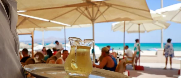 Anderes Land, anderes Rentenniveau: Wer im Ausland arbeitet, sichert sich unter Umständen auch dort Rentenansprüche. - © Clara Margais/dpa/dpa-tmn