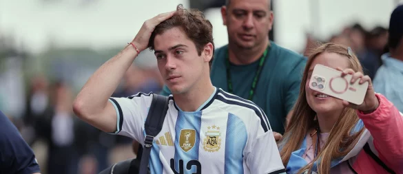 Franco Colapinto kommt im argentinischen Nationaltrikot an der Strecke in Interlagos an. - © Ettore Chiereguini/AP/dpa