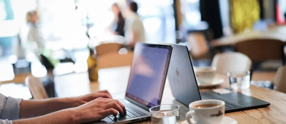 Wer eine passende Weiterbildung sucht, kann auf spezialisierten Portalen zahlreiche Kurse und Beratungsmöglichkeiten finden. - © Christian Charisius/dpa/dpa-tmn