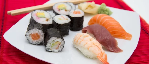 Nicht jeder Fisch darf auf den Sushi-Teller: Damit Fisch roh verzehrt werden kann, sollte er bestimmte Kriterien erfüllen. - © Andrea Warnecke/dpa-tmn